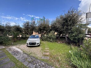 Property grounds - 3 BEDS with garden and parking space - Grecale (San Vincenzo)