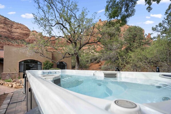 Bañera de hidromasaje al aire libre