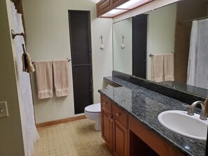 Assecador de cabells, tovalloles, sabó i paper higiènic 