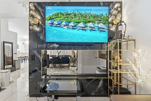 Interior - Family House / Spa / Pool Table / Mini Golf in Chandler , 5 MINUTES to INTEL !!! (Chandler)