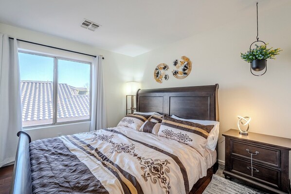 5 bedrooms, desk, travel crib, WiFi