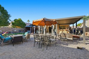 Outdoor dining - Family House / Spa / Pool Table / Mini Golf in Chandler , 5 MINUTES to INTEL !!! (Chandler)