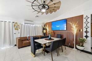 Dining - Family House / Spa / Pool Table / Mini Golf in Chandler , 5 MINUTES to INTEL !!! (Chandler)