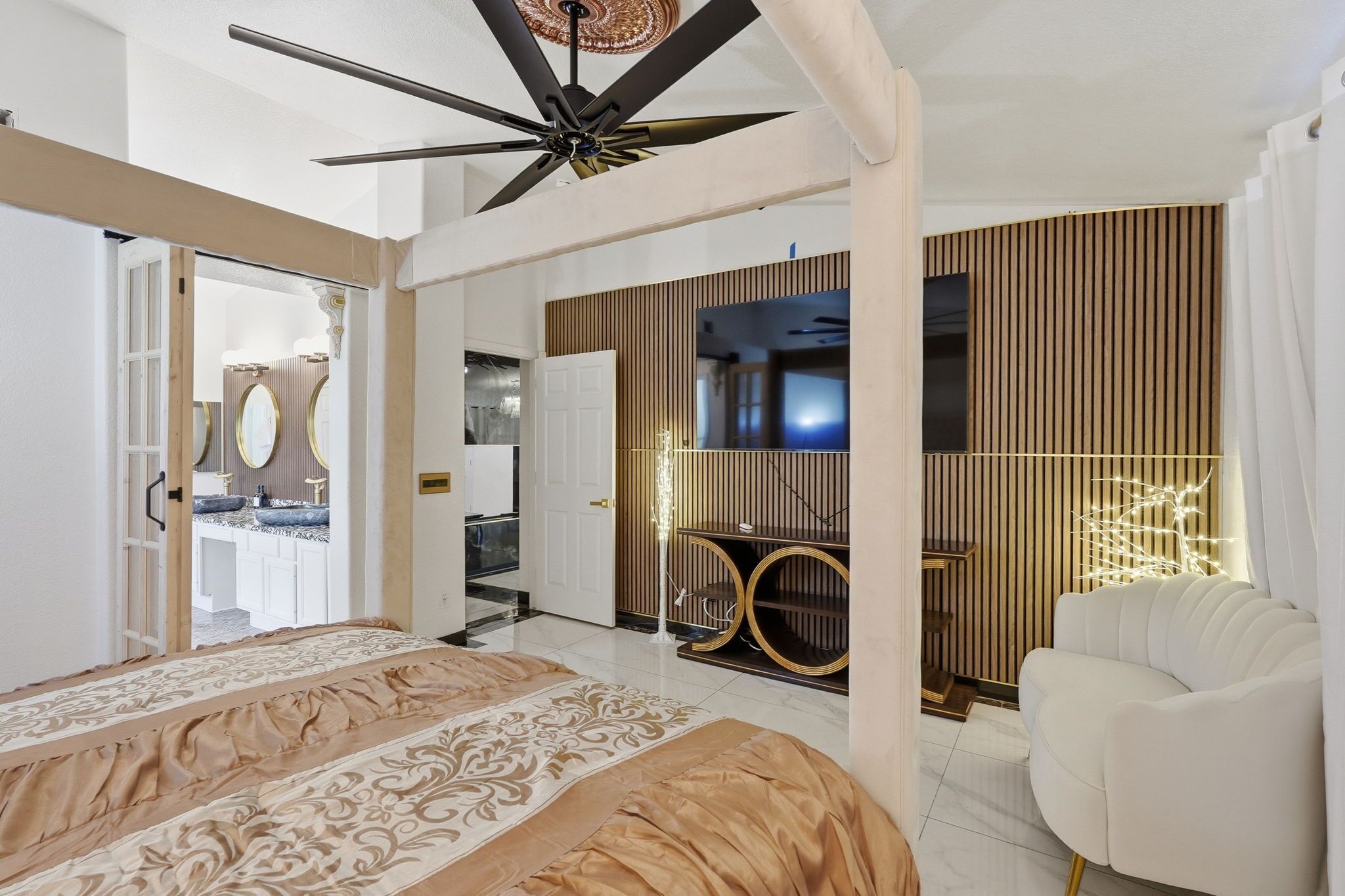 3 bedrooms, desk, travel cot, WiFi