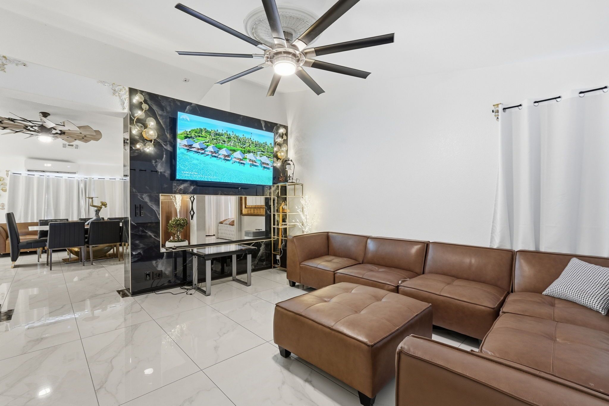 Smart-tv, videospil, bordtennisbord, bøger