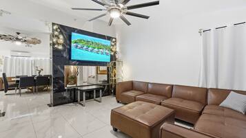 Smart-tv, videospil, bordtennisbord, bøger