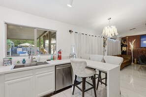 Interior - Family House / Spa / Pool Table / Mini Golf in Chandler , 5 MINUTES to INTEL !!! (Chandler)