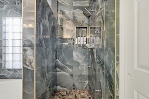 Séchoir à cheveux, serviettes fournies, savon, shampooing