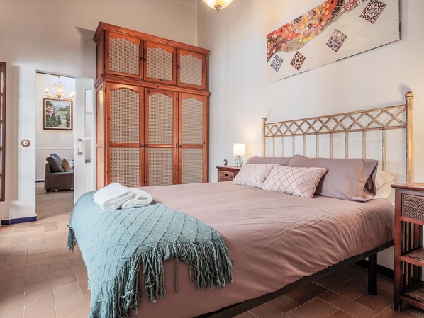 1 chambre, fer et planche à repasser, accès Internet