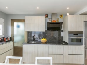 Fridge, microwave, oven, dishwasher - Apartment Osiris by Interhome (La Pineda)