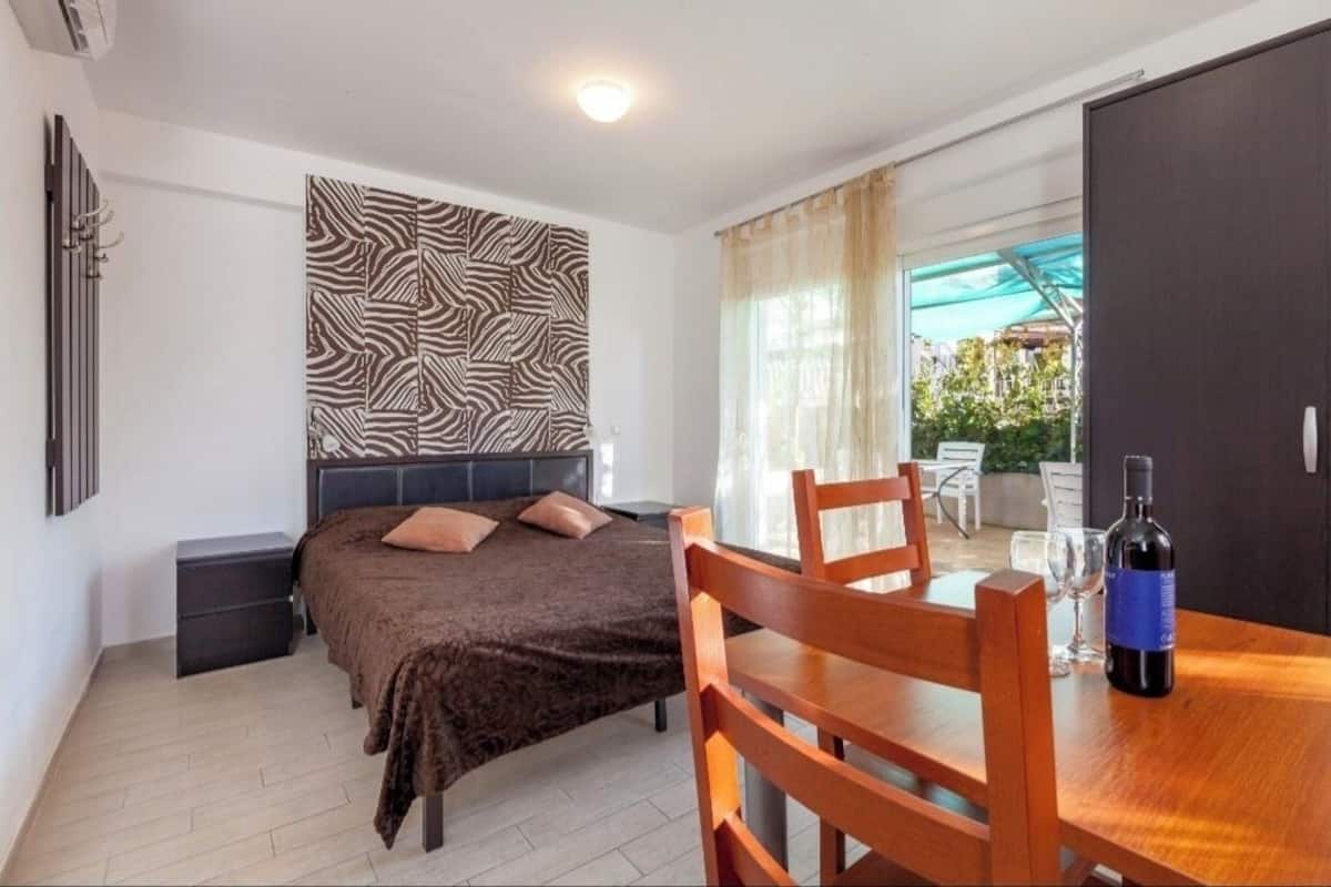 Studio, 1 Bedroom, Lanai, Partial Sea View | Peralatan tempat tidur premium, peti besi dalam bilik, Wi-fi percuma
