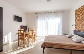 Premium bedding, in-room safe, free WiFi, bed sheets - Affabilis Vip House (Okrug)