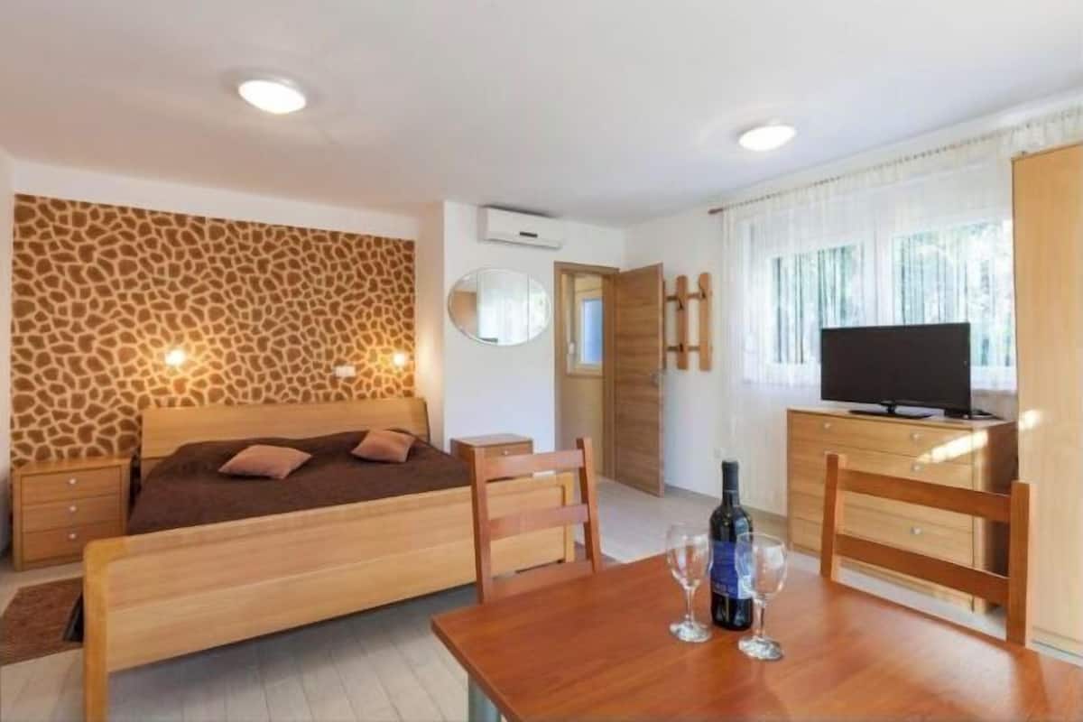 Basic Double Room, 1 Katil Raja (King), Lanai, Garden Area | Peralatan tempat tidur premium, peti besi dalam bilik, Wi-fi percuma