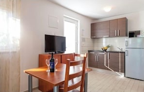 Studio, 1 Bedroom, Lanai, Partial Sea View | Private kitchen | Fridge, microwave, griddle, cookware/dishes/utensils - Affabilis Vip House (Okrug)