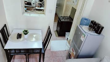 Apartamento, balcón, vistas a la ciudad | Cocina privada | Frigorífico, microondas y utensilios de cocina