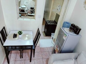 Apartment, Balkon, Stadtblick | Eigene Küche | Kühlschrank, Mikrowelle, Kochgeschirr/Geschirr/Besteck