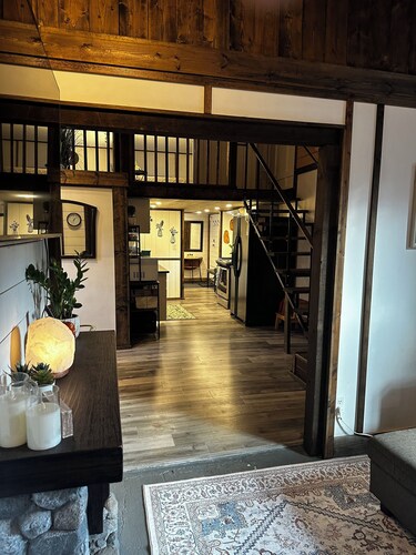 Private and cozy cabin with mountain views! Minutes away from historic Hope BC.