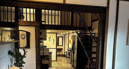 Private and cozy cabin with mountain views! Minutes away from historic Hope BC.