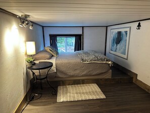 3 bedrooms, iron/ironing board, free WiFi, bed sheets - Private and cozy cabin with mountain views! Minutes away from historic Hope BC. (Hope)