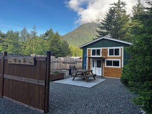 Exterior - Private and cozy cabin with mountain views! Minutes away from historic Hope BC. (Hope)