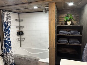 Sèche-cheveux, serviettes fournies, savon, shampoing