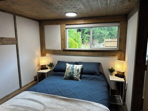 3 bedrooms, iron/ironing board, free WiFi, bed sheets - Private and cozy cabin with mountain views! Minutes away from historic Hope BC. (Hope)