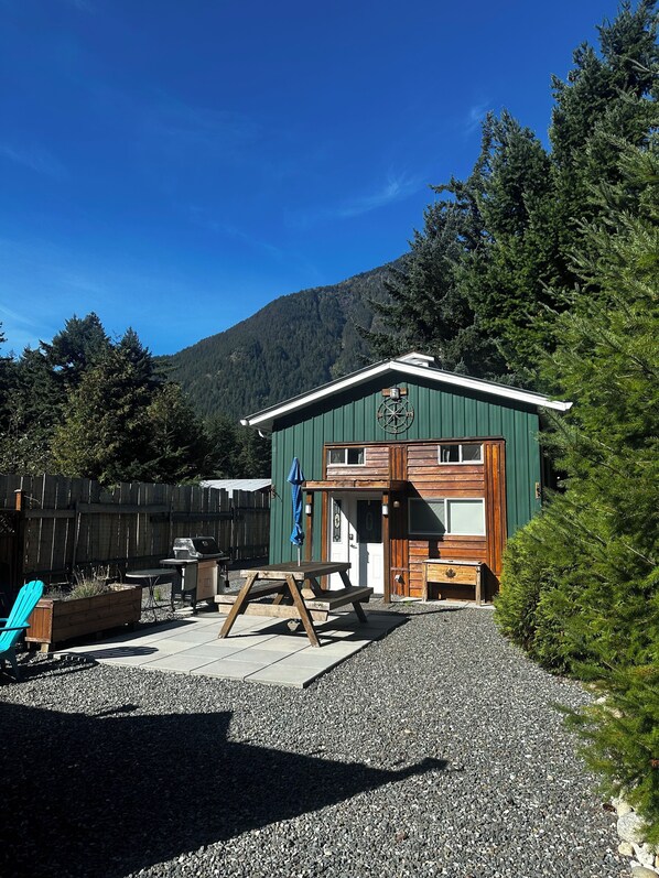 Outdoor dining - Private and cozy cabin with mountain views! Minutes away from historic Hope BC. (Hope)