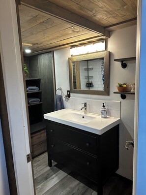 Hair dryer, towels, soap, shampoo - Private and cozy cabin with mountain views! Minutes away from historic Hope BC. (Hope)