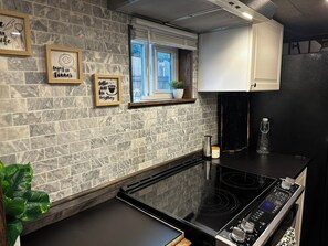 Frigorifero, microonde, forno, piano cottura
