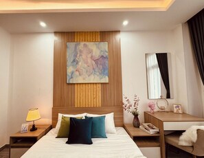 5 bedrooms, iron/ironing board, WiFi, bed sheets