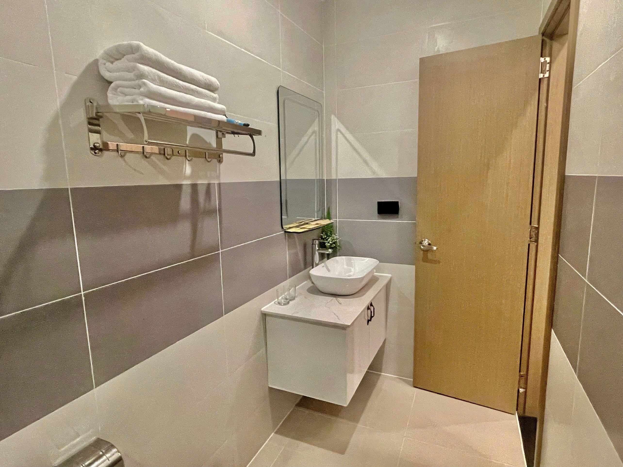 Shower, jetted tub, hair dryer, bidet