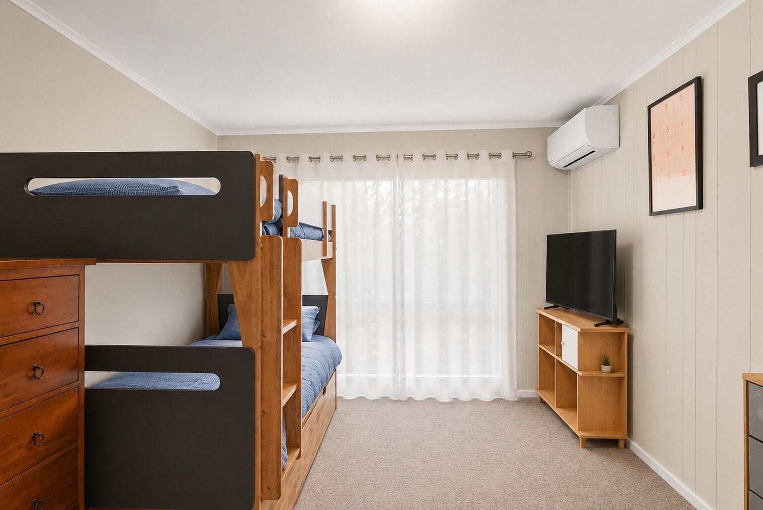 3 bedrooms, desk, iron/ironing board, WiFi (free)