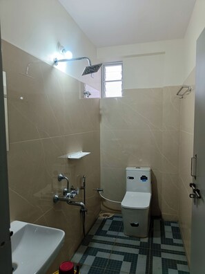 Dusj, håndklær, såpe og sjampo