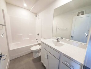 Haartrockner, Handtücher, Seife, Toilettenpapier