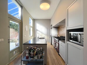 Køleskab, mikrobølgeovn, ovn, kogeplade