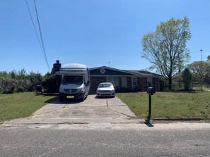 Property grounds - Last Minute MASTERS Home! 4-bd w/WiFi, Yards, Keyboard.  Stay Tuned for Updates! (Augusta)