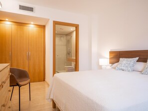 3 bedrooms, iron/ironing board, internet, bed sheets