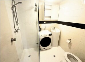 Douche, sèche-cheveux, serviettes fournies, savon