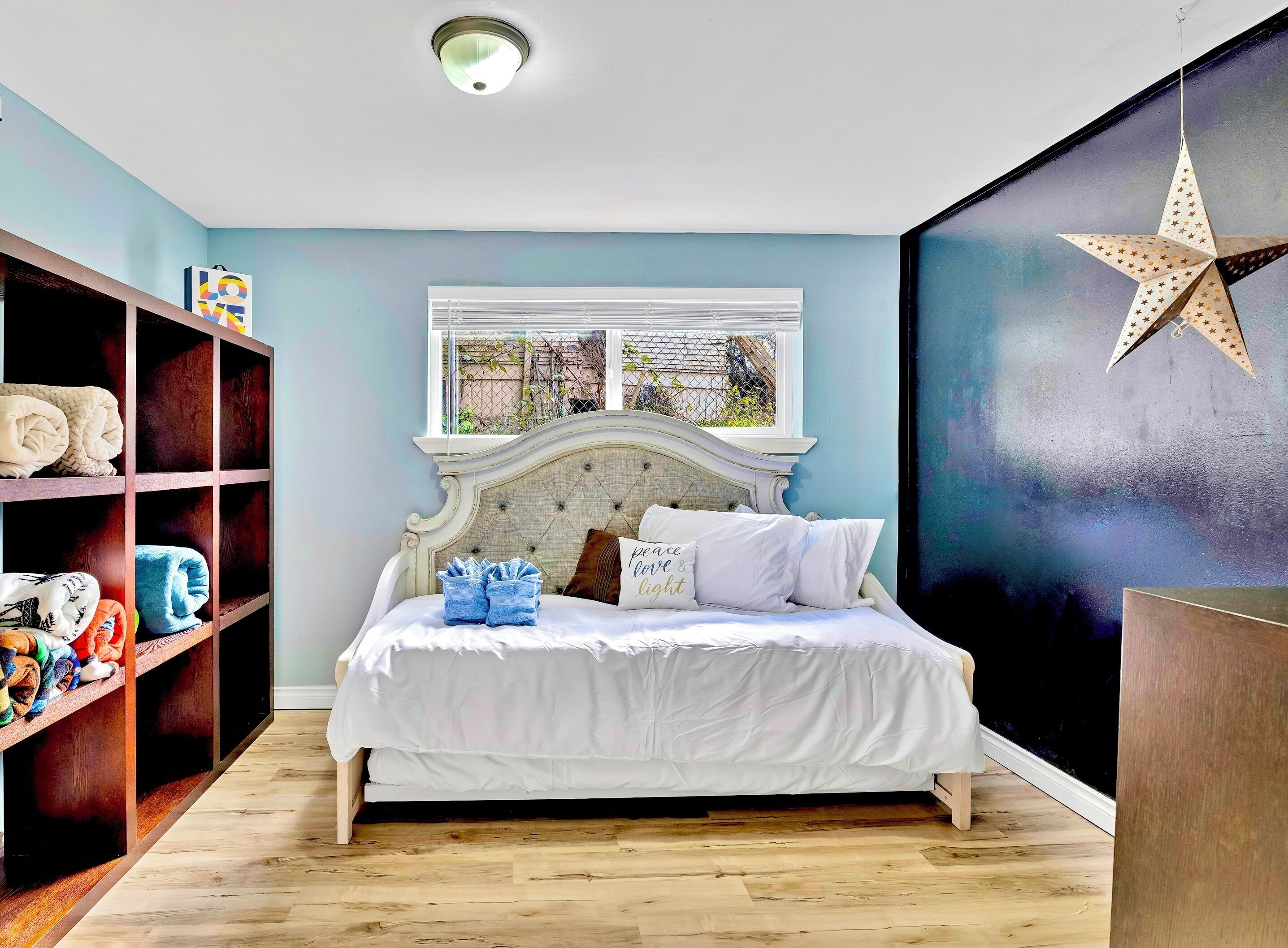 6 slaapkamers, een bureau, een strijkplank/strijkijzer, reisbedje