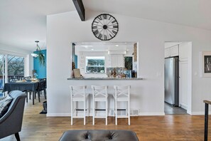 TV connectée, cheminée, jeux vidéo, espaces bureaux