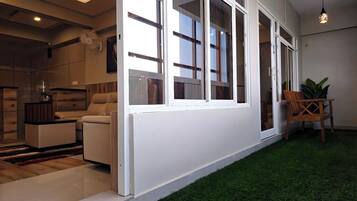 Executive Suite | Living area | TV