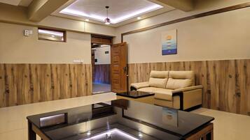 Premium Suite | Living area | TV