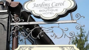 A sign for 'Les Jardins Carol Boutique Hotel' and 'Il Cantuccio Ristorante'. - Les Jardins Carol (Bucharest)