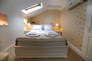 Quarto casal clássico, vista para a cidade | Cofres nos quartos, quartos à prova de som