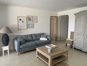 TV - Rez de villa piscine vue mer (Roquebrune-sur-Argens)