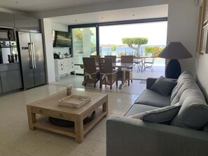 TV - Rez de villa piscine vue mer (Roquebrune-sur-Argens)
