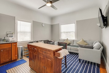 Alameda Vacation Rental | 1BR | 1BA | 511 Sq Ft | Stairs Required
