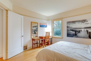 2 bedrooms, iron/ironing board, Internet, bed sheets - Charming Tudor-Style Apt Near Green Lake! (Seattle)