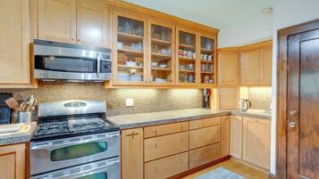 Coffee/tea maker, fridge, microwave, stovetop