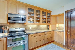 Réfrigérateur, micro-ondes, plaque de cuisson, lave-vaisselle